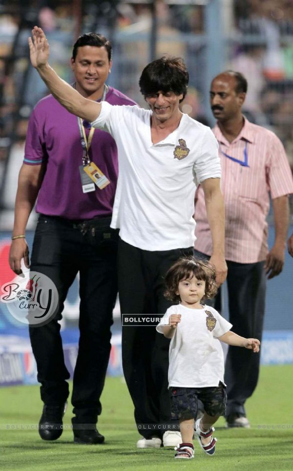 Shah Rukh Khan takes his son AbRam for a walk on Ground at the 1st Match of IPL Season 8