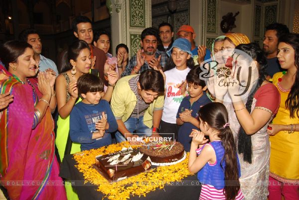 Rohan Mehra cuts his Birthday Cake