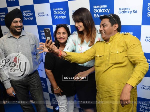Huma Qureshi clicks selfie with fans at Samsung Mobile Launch