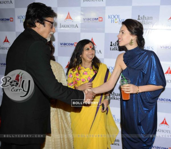 Big B Amithabh Bachchan greets Kalki koechlin at Premiere of Margarita With A Straw (361584)