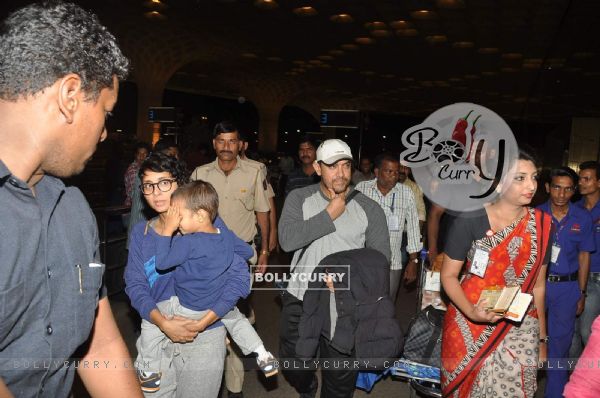 Aamir Khan Leaves for Disneyland with his Family