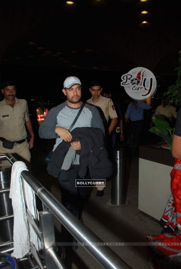 Aamir Khan Leaves for Disneyland with his Family