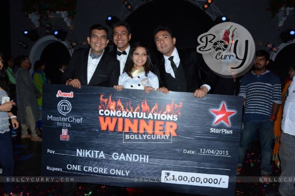 Nikita Gandhi with her cheque Grand Finale of Masterchef Season 4