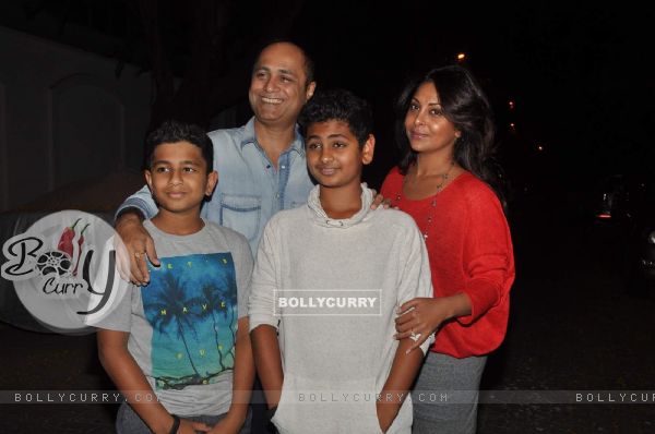 Vipul Shah and Shefali Shah with their kids at Special Screening of Dil Dhadakne Do's Trailer (361893)