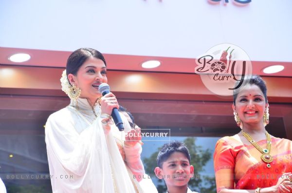 Aishwarya Rai Bachchan interacts with the audience at the Launch of Kalyan Jewellers Showroom