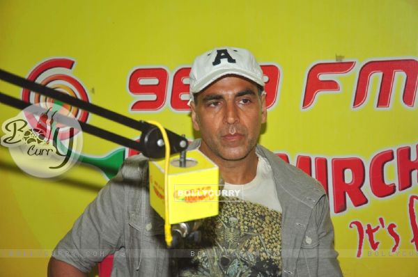 Akshay Kumar Reaches Radio Mirchi at 5:30 am to Promote Gabbar (362685)