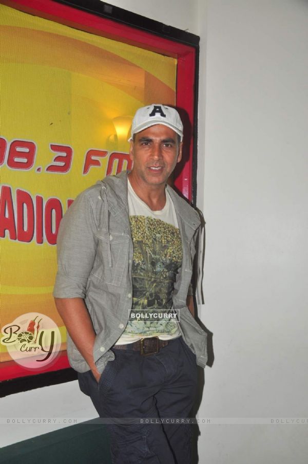 Akshay Kumar Reaches Radio Mirchi at 5:30 am to Promote Gabbar (362687)