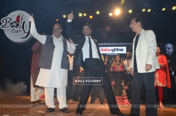 ShahRukh Khan Shows some moves to Amar Singh at Dadasaheb Phalke Film Foundation Award