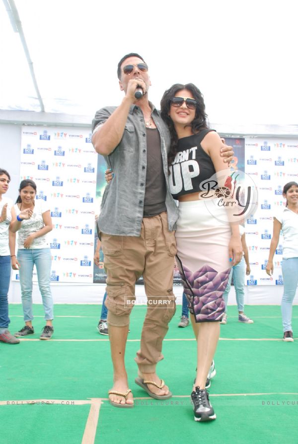 Akshay and Shruti at the Promotions of Gabbar Is Back in Delhi