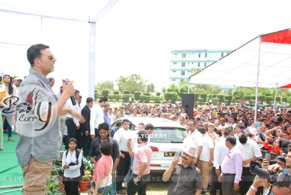 Akshay Kumar greets his fans at the Promotions of Gabbar Is Back in Delhi (363008)