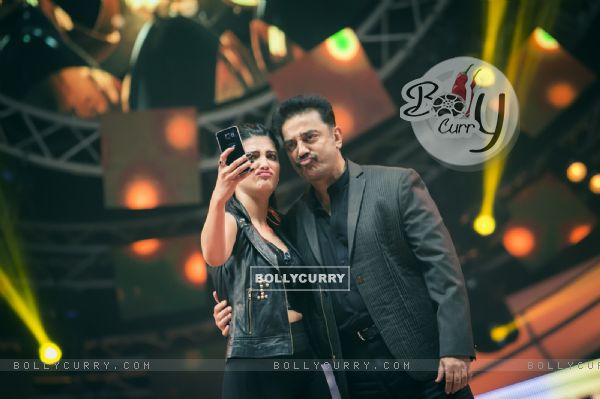 Shruti Haasan clicks a selfie with dad Kamal Haasan at Vijay Awards 2015
