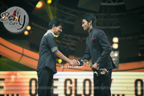 Dhanush receives an award at Vijay Awards 2015