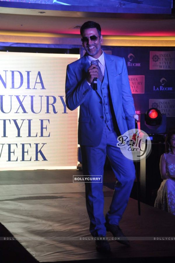 'The Handsome' Akshay Kumar Walks With his Classic Style at India Luxury Style Week