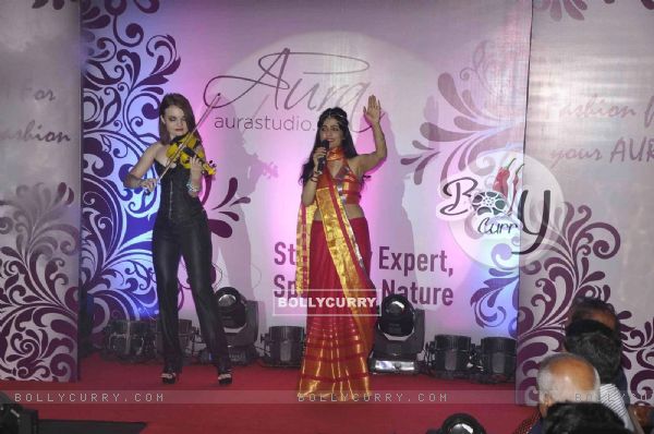 Shibani Kashyap performs at the Aura Studio Saree Fashion Show