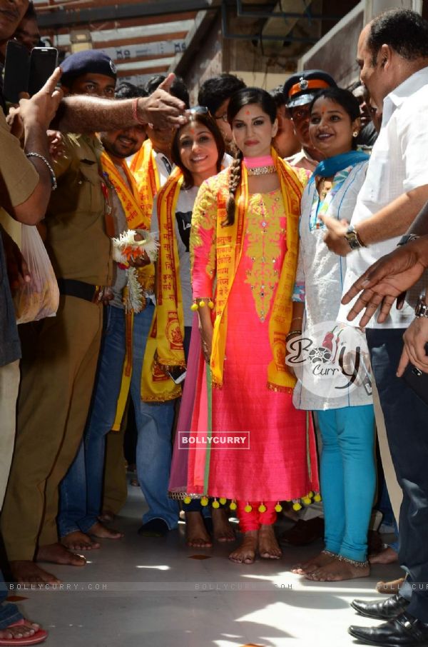Sunny Leone Visits Siddhininayak for Kuch Kuch Locha Hai