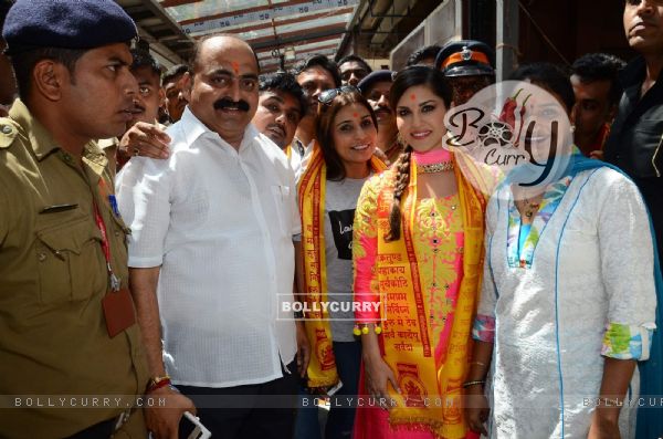Sunny Leone Visits Siddhininayak