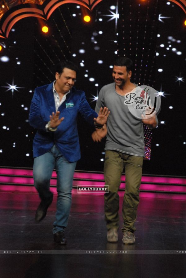 Akshay Shakes a Leg with Govinda at Promotions of Gabbar Is Back on DID Supermoms Season 2