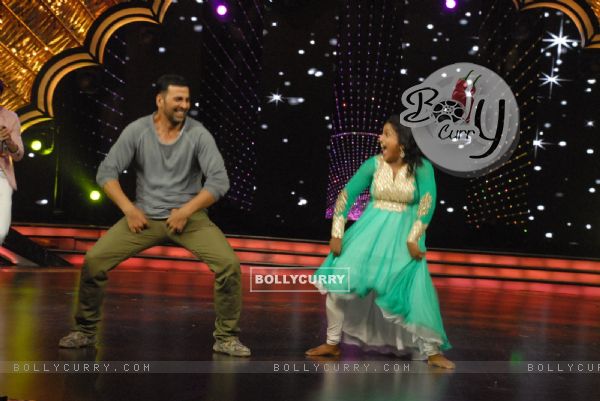 Akshay Kumar at DID Supermoms Season 2 for Promotions of Gabbar is Back (363911)