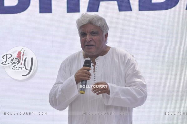 Javed Akhtar interacts with the audience at the Music Launch of Dil Dhadakne Do (363991)