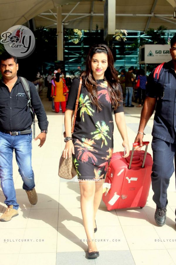 Gauahar Khan was snapped at Airport