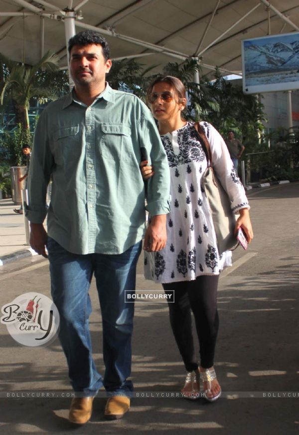 Siddharth Roy Kapur with Wife Vidya Balan Snapped at Airport