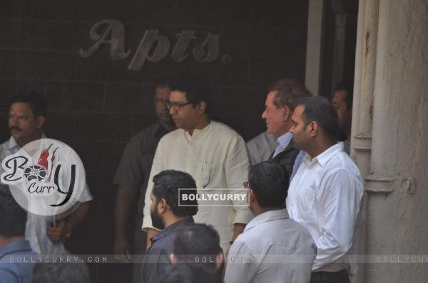 Raj Thackeray meets Salim and Salman Khan at Salman's Residence (Galaxy Apartments)