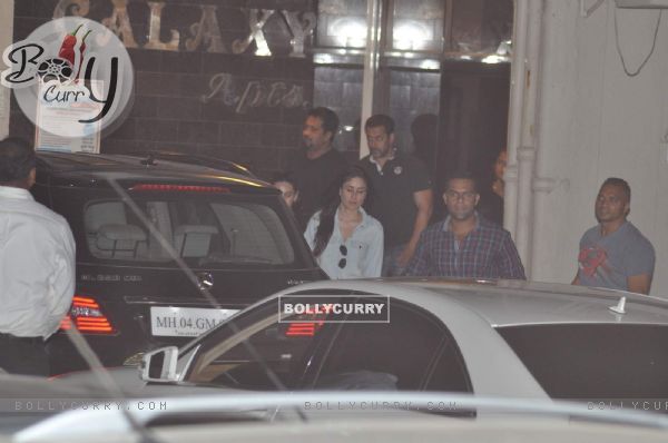 Kareena Kapoor Khan Snapped at Salman's Residence (Galaxy Apartments)