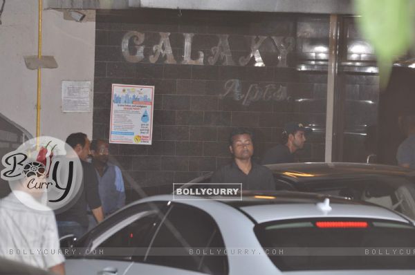Hrithik Roshan Snapped at Salman's Residence (Galaxy Apartments)
