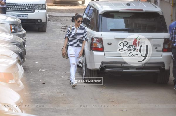 Malaika Arora Khan Snapped at Salman's Residence (Galaxy Apartments)