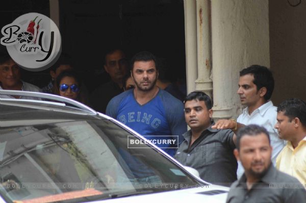 Sohail Khan Snapped at Salman's Residence (Galaxy Apartments)