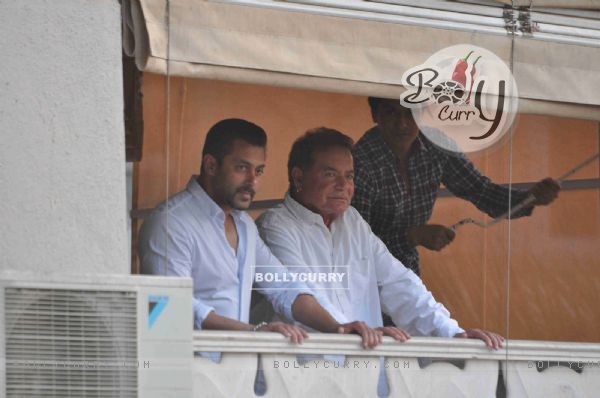 Salman Khan and Salim Khan Greets Fans from Balcony