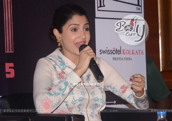 Anushka Sharma Interacts with People at Promotions of Bombay Velvet in Kolkatta (364562)
