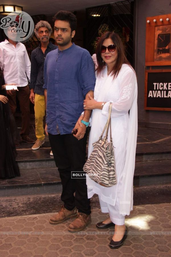 Zeenat Aman poses for the media at the Felicitation Ceremony of Shashi Kapoor