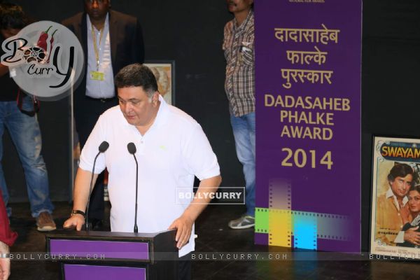 Rishi Kapoor addressing the audience at the Felicitation Ceremony of Shashi Kapoor