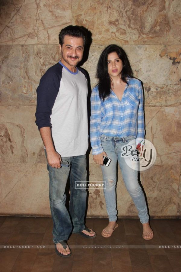 Sanjay Kapoor poses with wife at the Special Screening of Piku by Ritesh Sidhwani (364996)