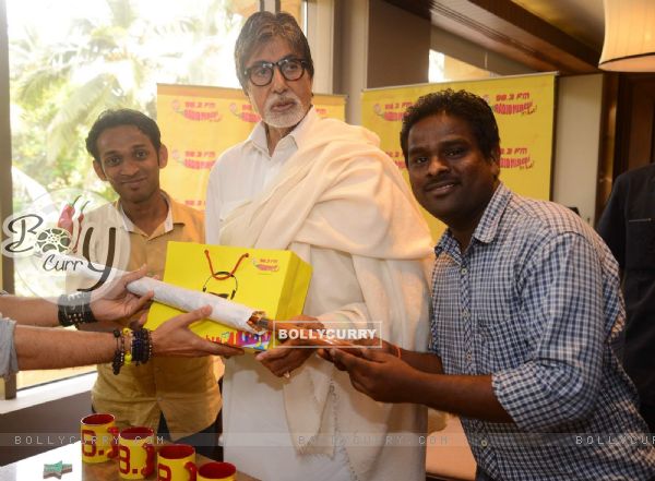 Amitabh Bachchan Celebrates Success of Piku with Radio Mirchi (365028)