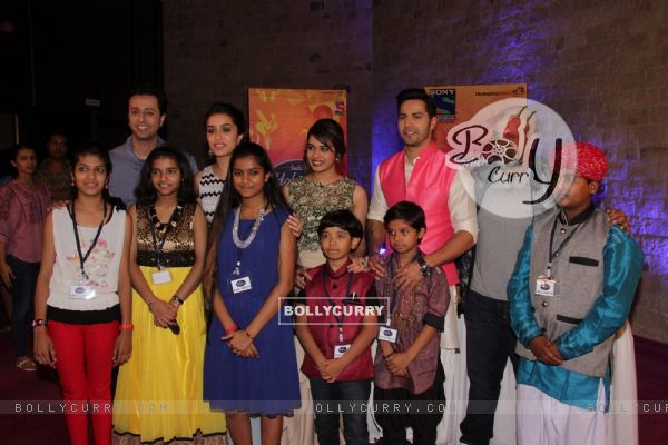 Varun Dhawan and Shraddha Kapoor Poses with Indian Idol Junior Season 2 Judges (365163)