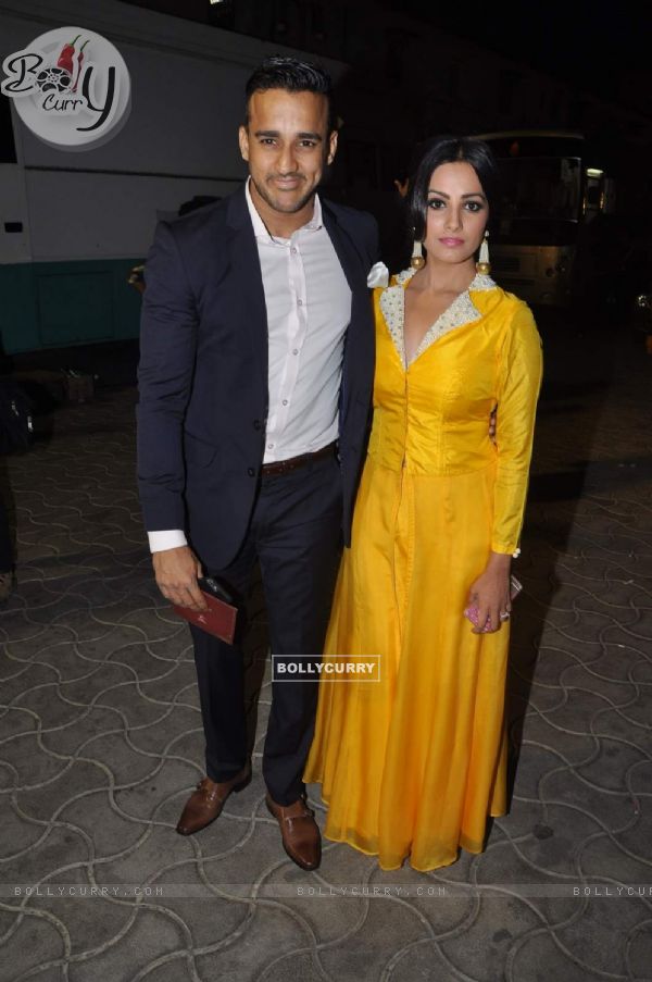 Anita Hassanandani poses with husband at Star Parivaar Awards 2015