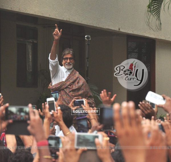 Amitabh Bachchan Snapped Outside Jalsa!