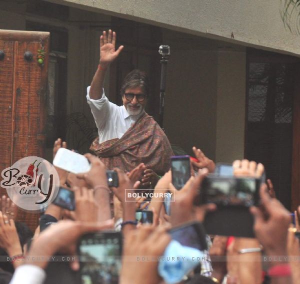 Amitabh Bachchan Snapped Outside Jalsa!