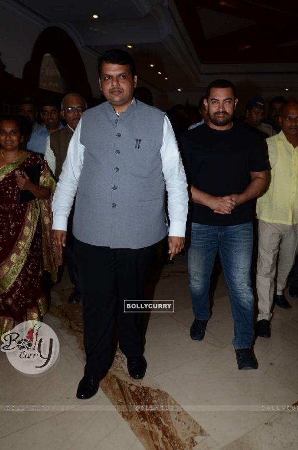 Aamir Khan With Honourable Chief Minister Devendra Fadnavis at Swachata Diwas Event