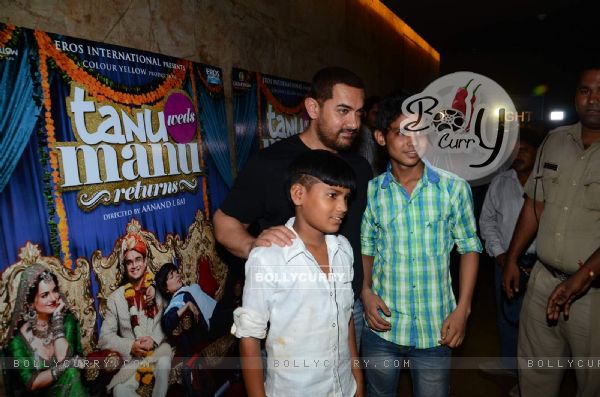 Aamir Khan Click Pictures With Fans at Screening of Tanu Weds Manu Returns (366369)