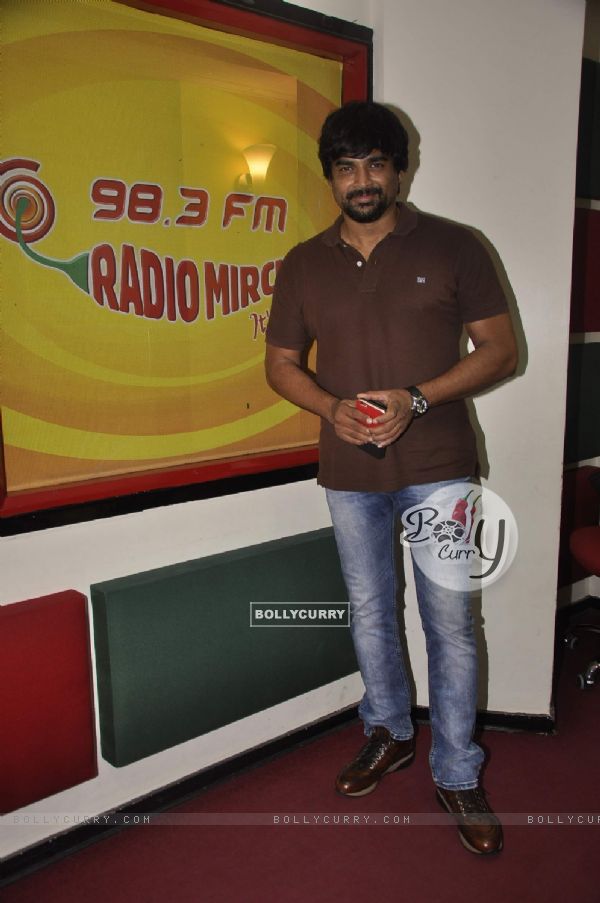 R. Madhavan poses for he media at Radio Mirchi Studio (366379)