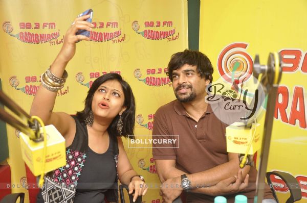R. Madhavan clicks a selfie with RJ Sangeeta at Radio Mirchi Studio (366381)