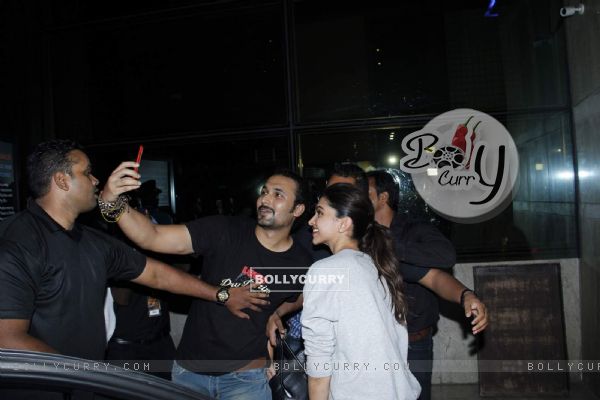 Dippy Snapped Clicking Selfie With a Fan at Hard Rock Cafe