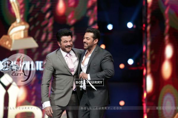 Salman Greets Anil Kapoor at AIBA Awards