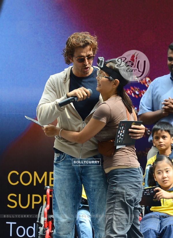 Hrithik Roshan interacts with a fan at Pavillion Mall in Malaysia