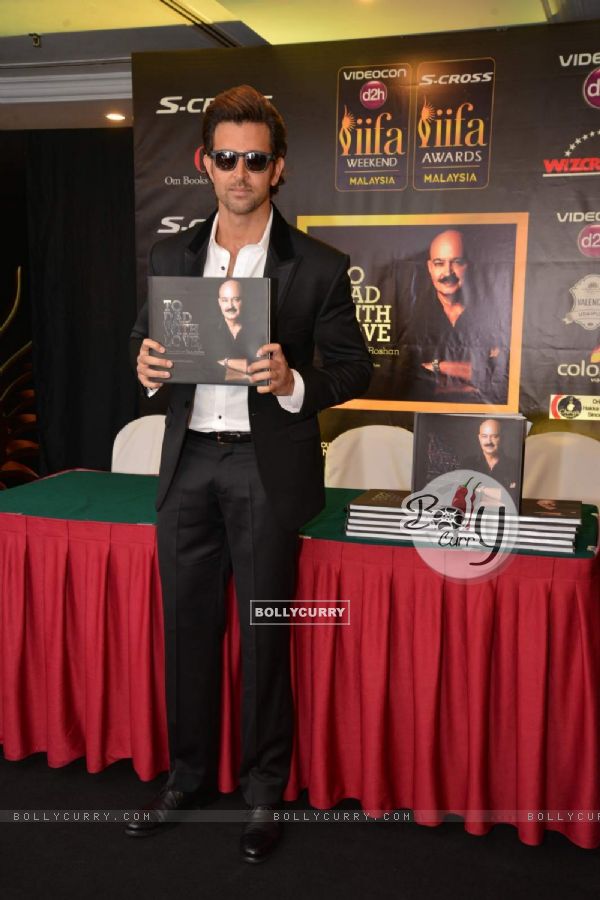 Hrithik Roshan Launches Book at IIFA for His Dad