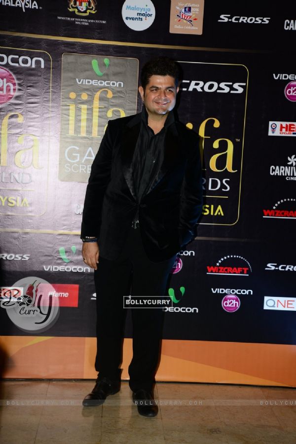 Dabboo Ratnani poses for the media at the Premier of Dil Dhadakne Do at IIFA 2015 (367188)