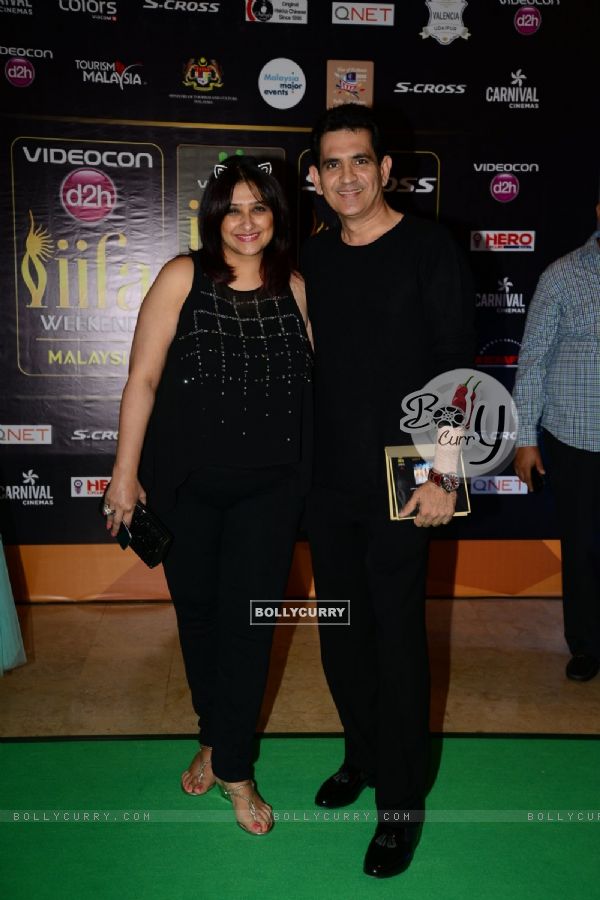 Omung Kumar poses with Wife at the Premier of Dil Dhadakne Do at IIFA 2015 (367194)